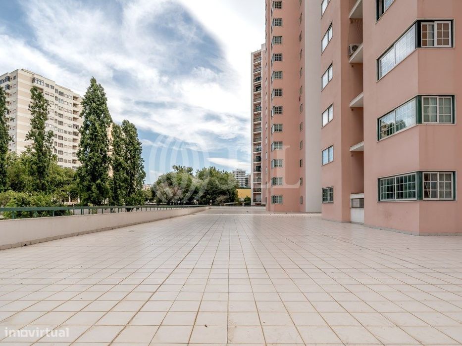Apartamento T3 com garagem, em Algés, Oeiras