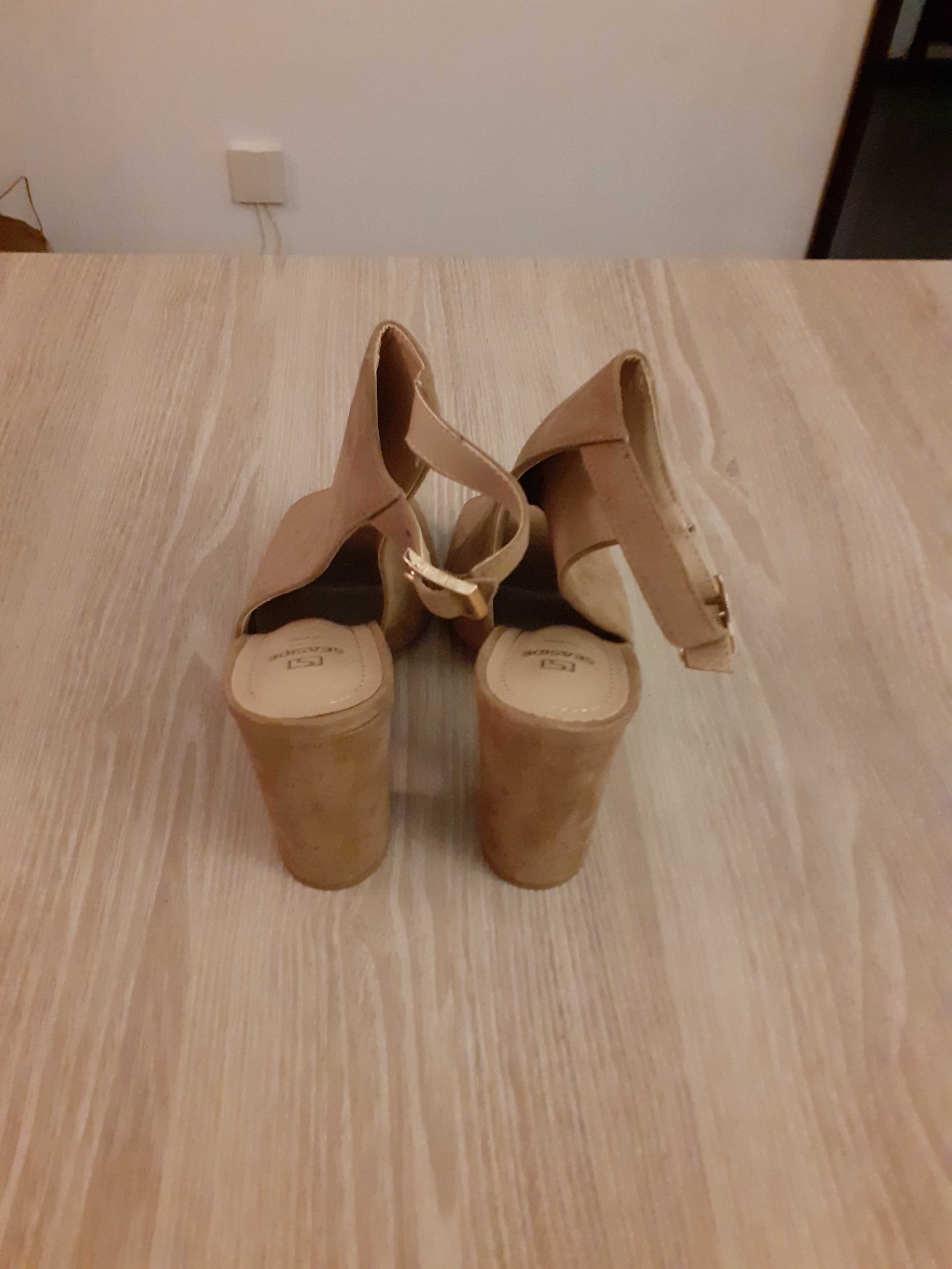 Sandálias de senhora em Camurça