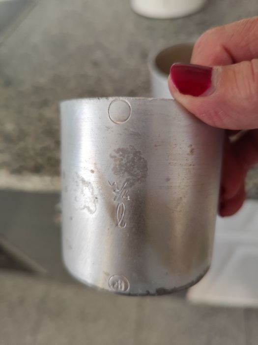 Medidas de líquidos em alumínio