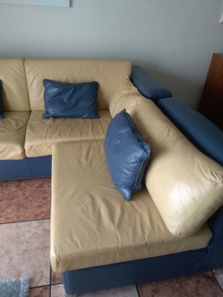 URGENTE Sofá em pele com 2,25m e chaise long de 90cm