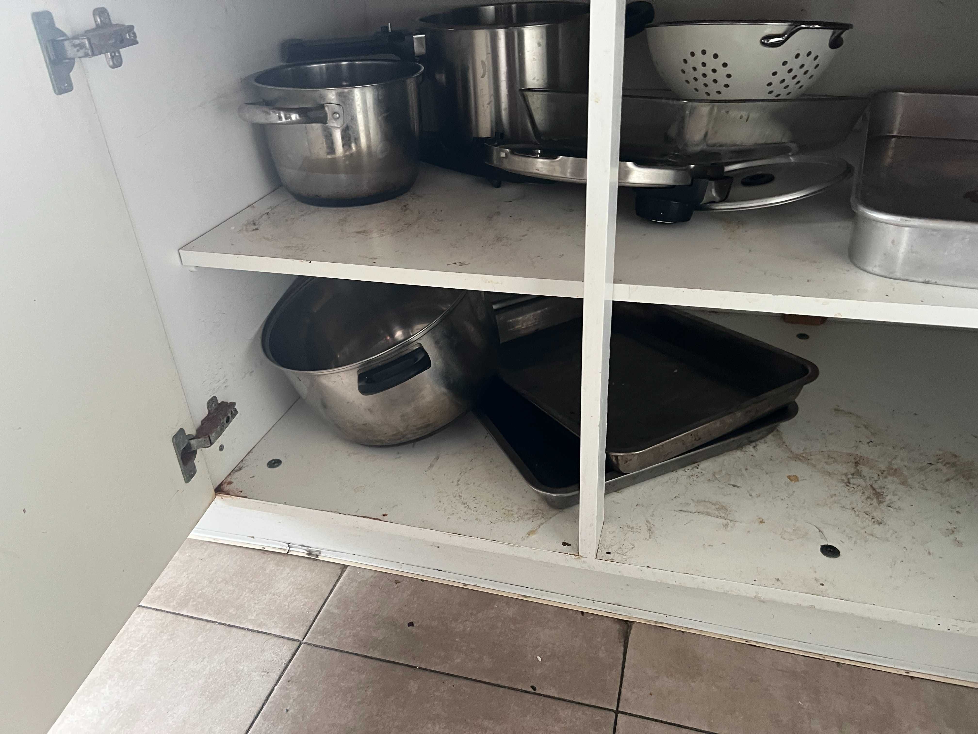 um conjunto de panelas planas para cozinhar 10 euros