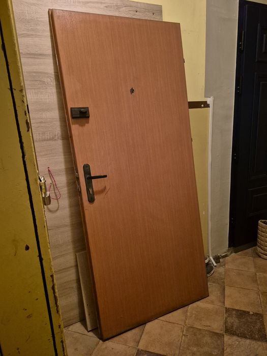 Drzwi wejściowe otwierają się na lewą stronę na zewnątrz