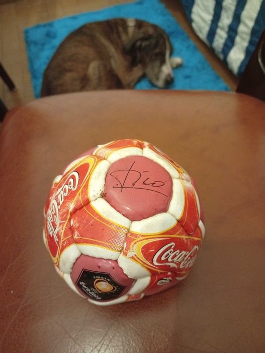 Bola autografada por Luís Figo