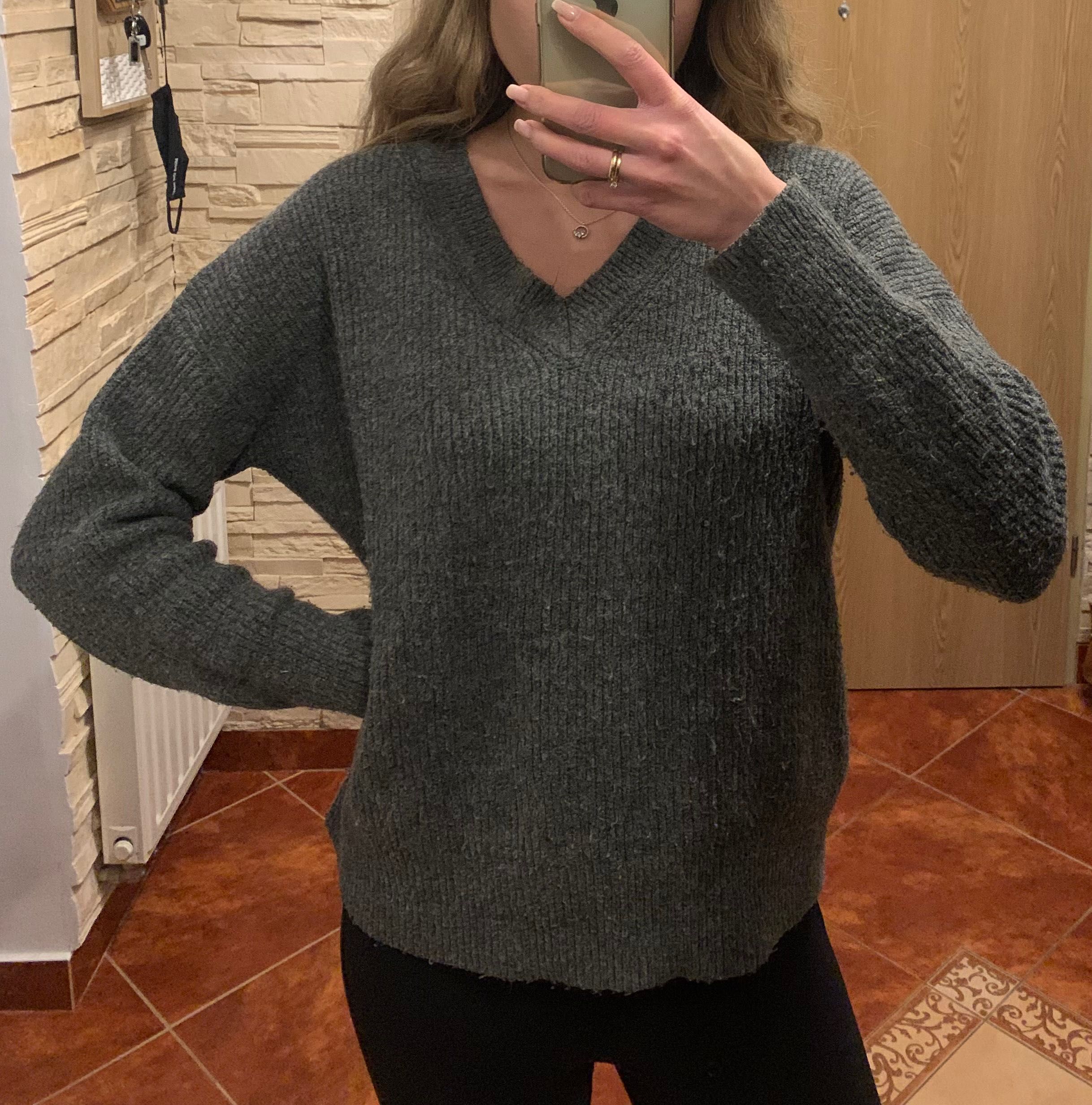 Szary sweter z dekoltem V