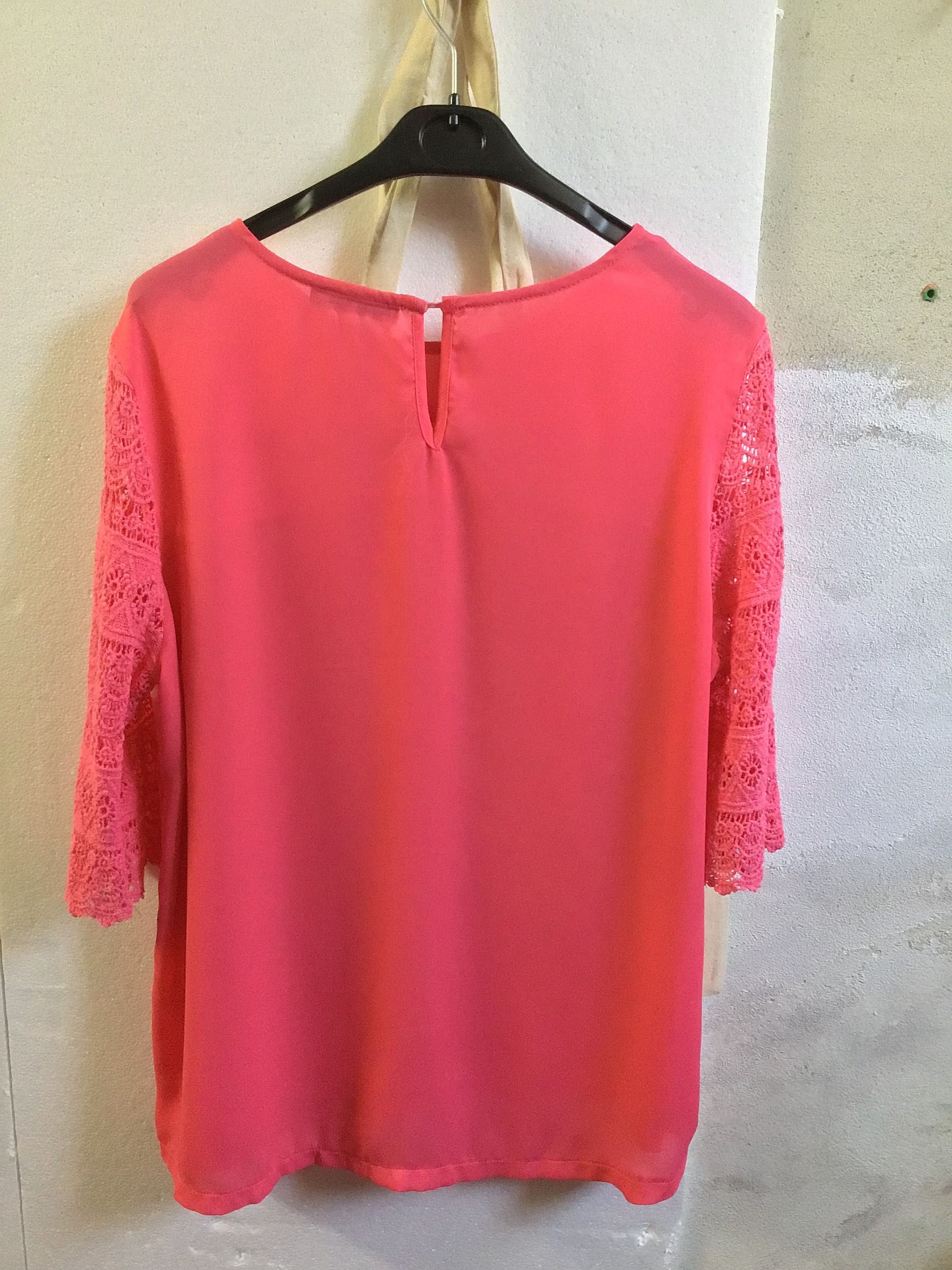 Blusa rosa com bordado