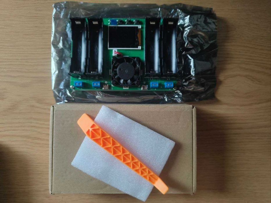 Зарядний пристрій тестер ємності та опору акумуляторів 4x 18650 li-ion