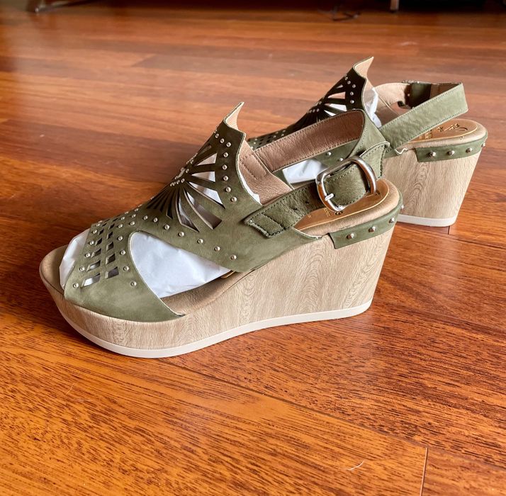 Sandálias em pele e bom estado