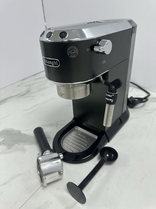 Рожкова кавомашина Delonghi Dedica CE 685 M