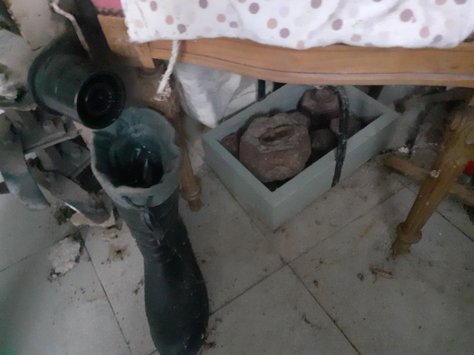 Balança decimal antiga com pesos