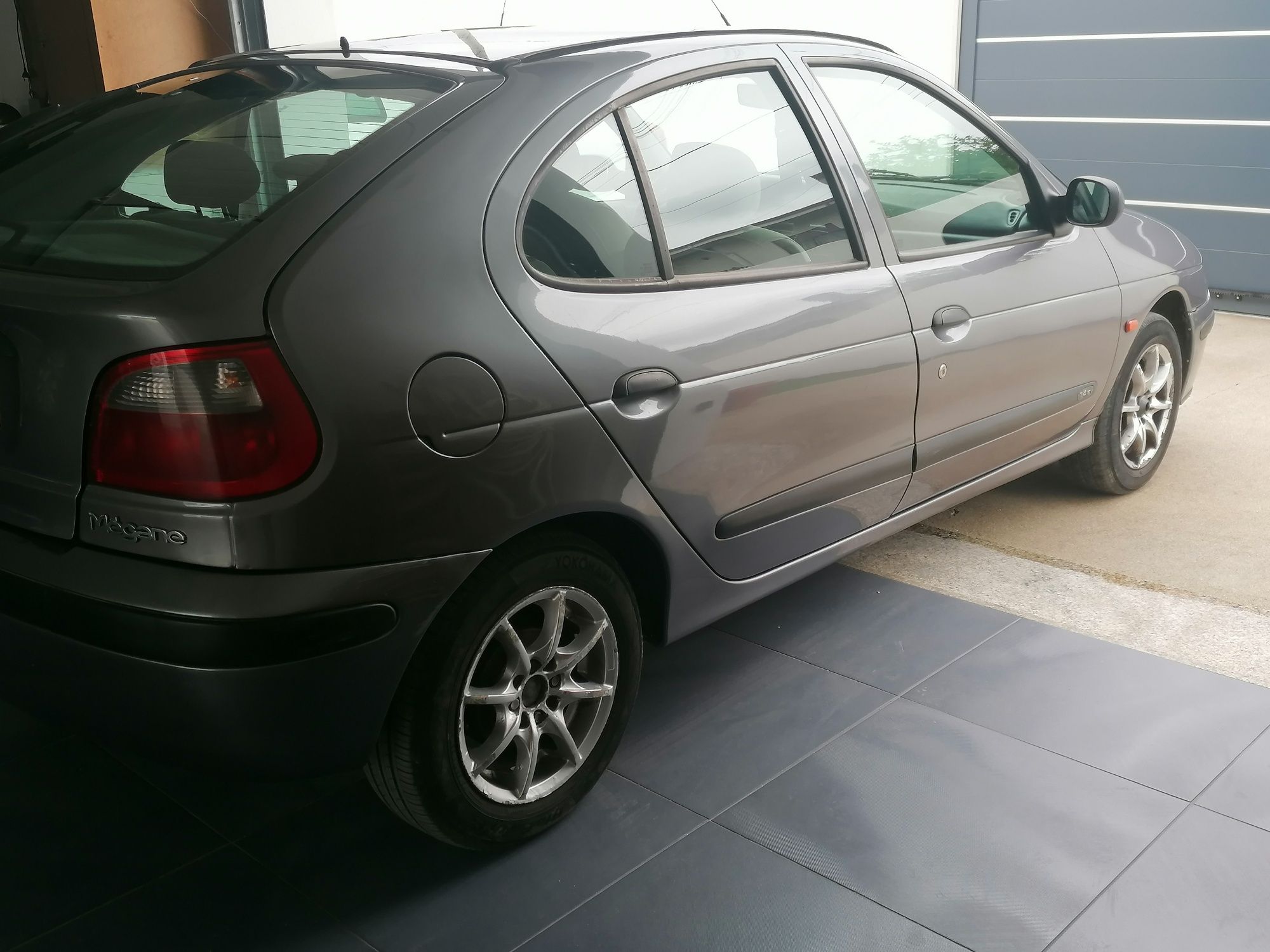 Renault Megane.        .