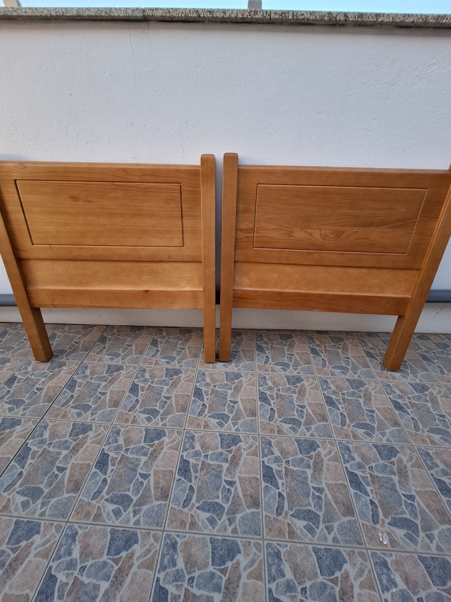 Duas Cabeceiras em Madeira
