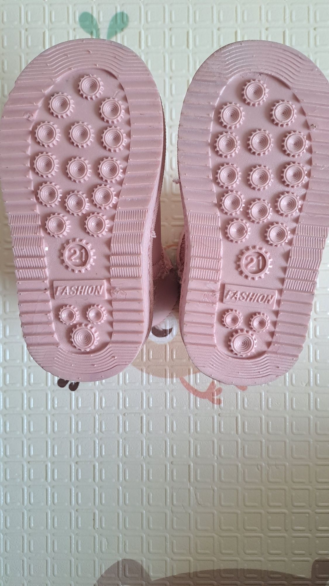 Зимове взуття чоботи-угі рожевого кольору для дівчики розмір 21