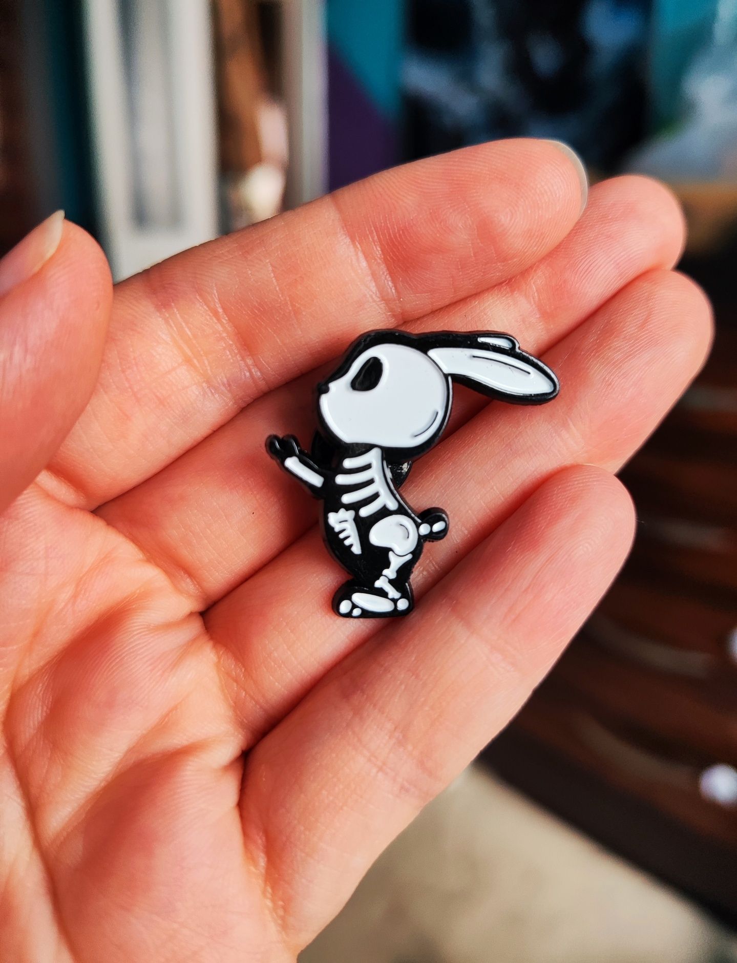 Zając Szkielet - metalowy pin przypinka broszka