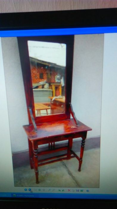 Зеркало і комод