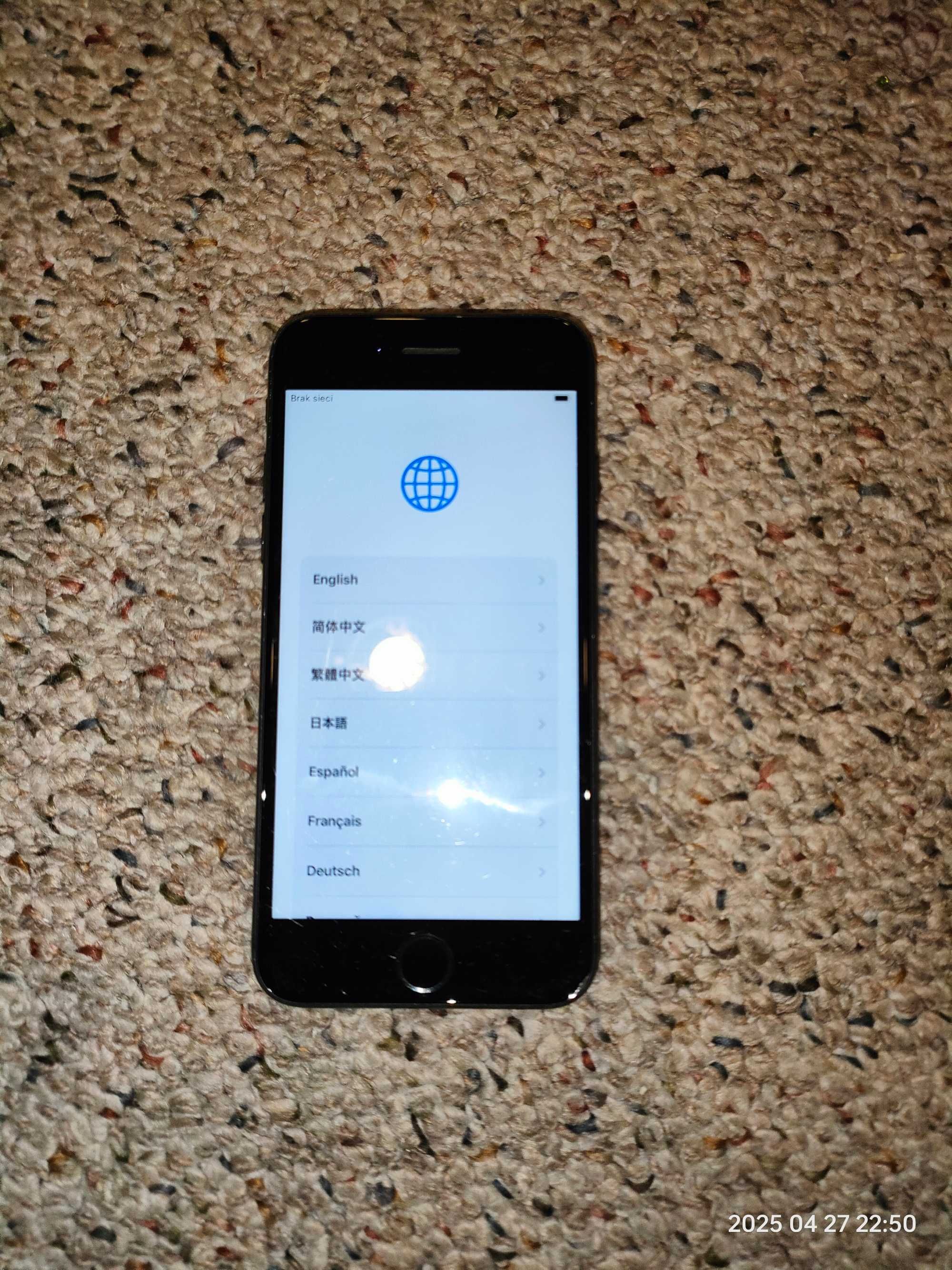 iPhone trzy sztuki, 14 Pro i  dwie 7-emki
