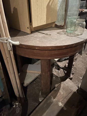 Старинный круглый раздвижной дубовый стол.