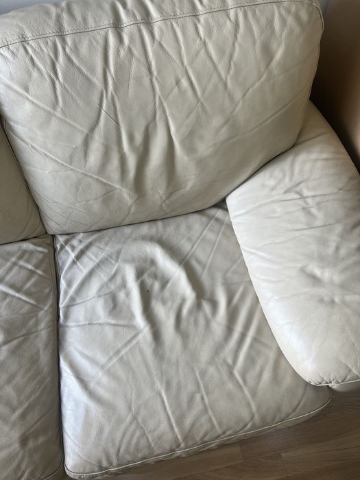 Dois sofas em pele beges