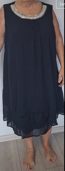 Zwiewna sukienka z ozdobnym dekoltem