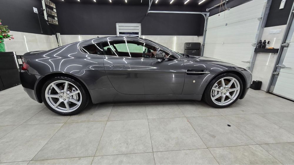 Aston Martin Vantage  V 8