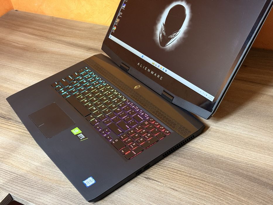 ТОП Ігровий Alienware M17(Core i7/RTX2070 8GB/FHD IPS 17.3/32GB DDR4)