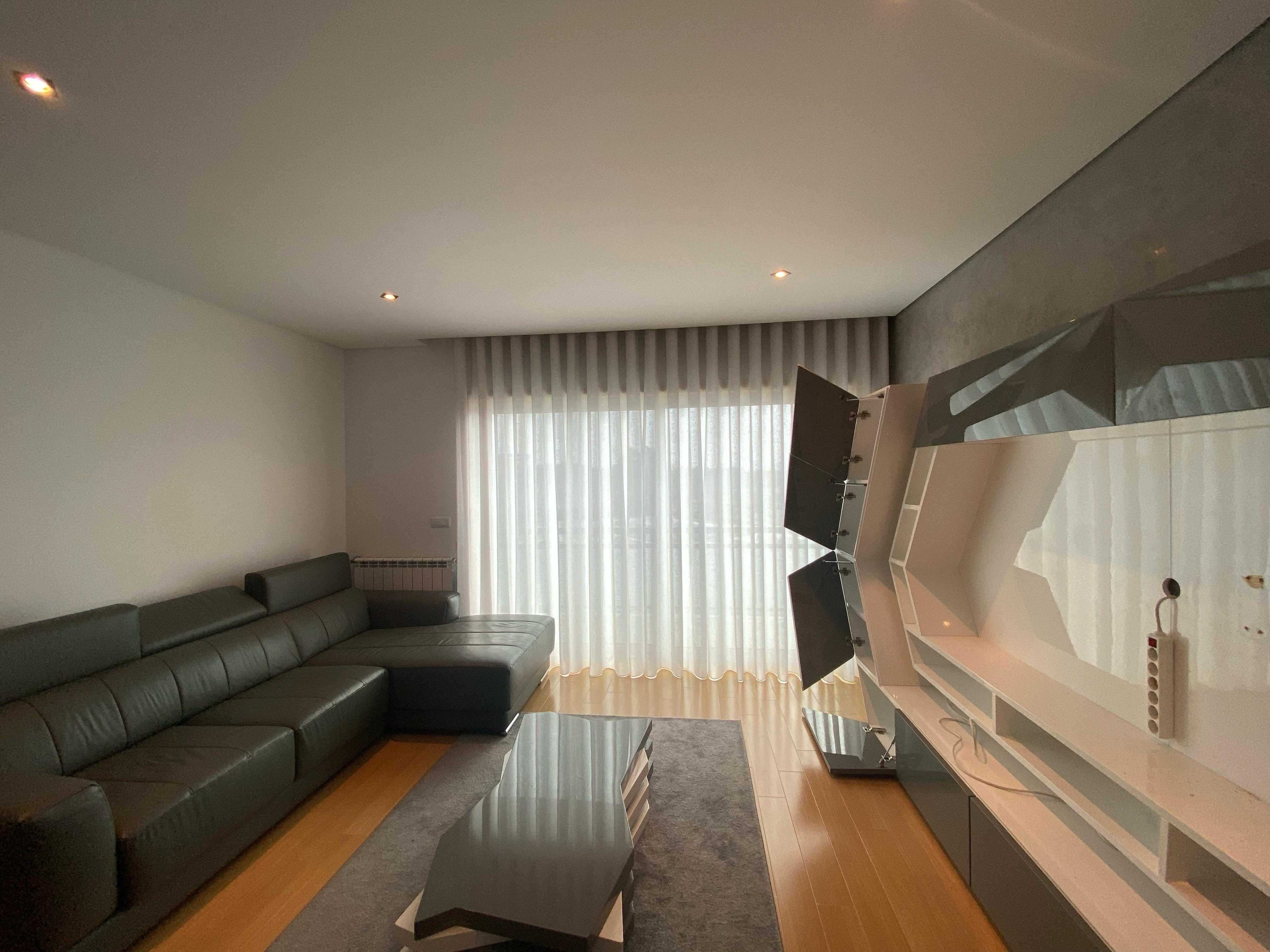 Sofá de Pele Cinza - NOVO - 3 Lugares com Chaise Longue