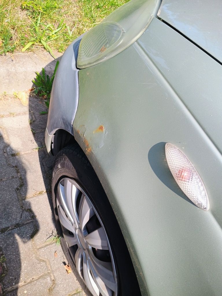 Toyota yaris 2002 jeździ skręca hamuje