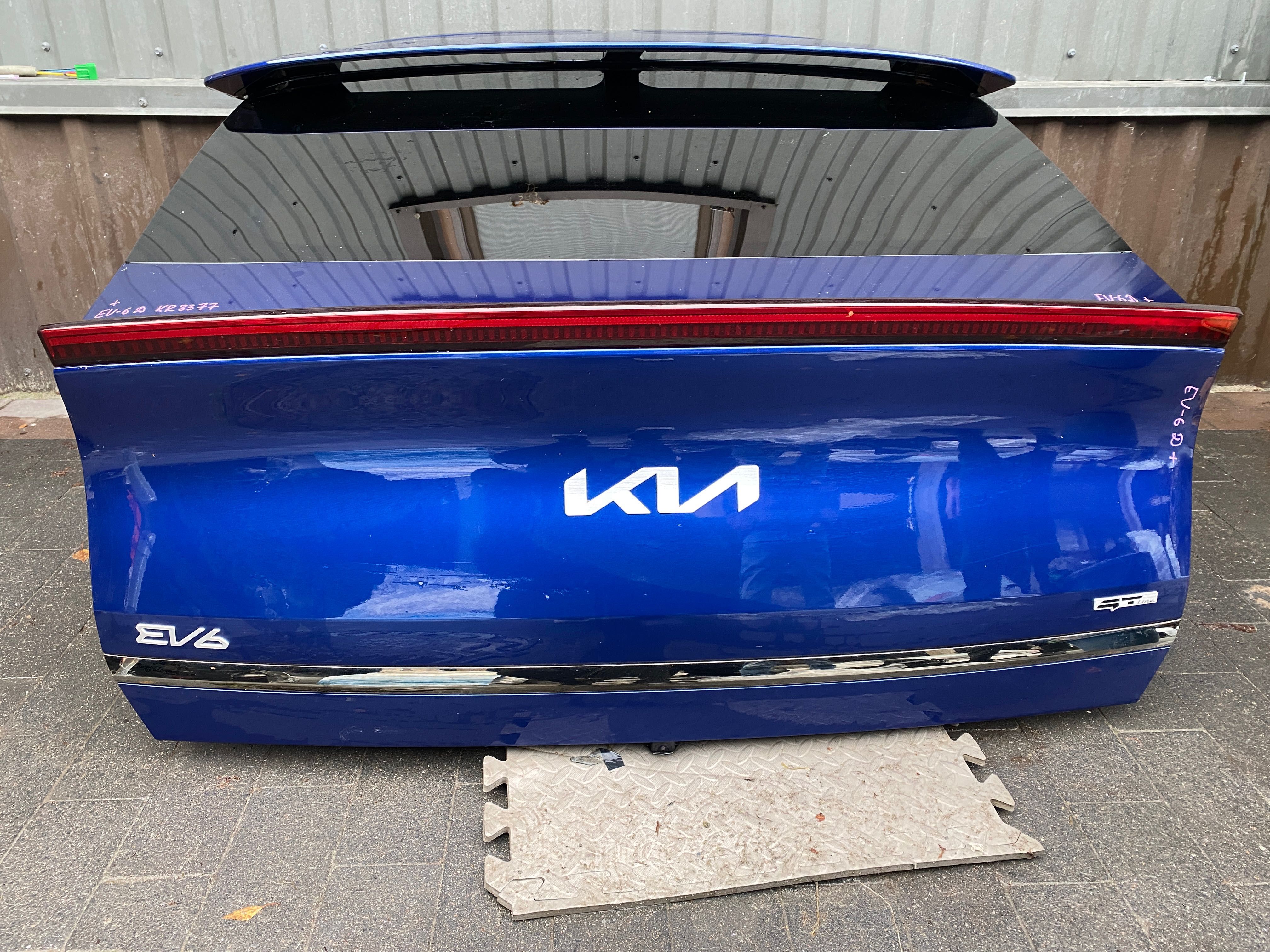 Kia EV6 Кришка багажника колір синій. Ціна договірна!