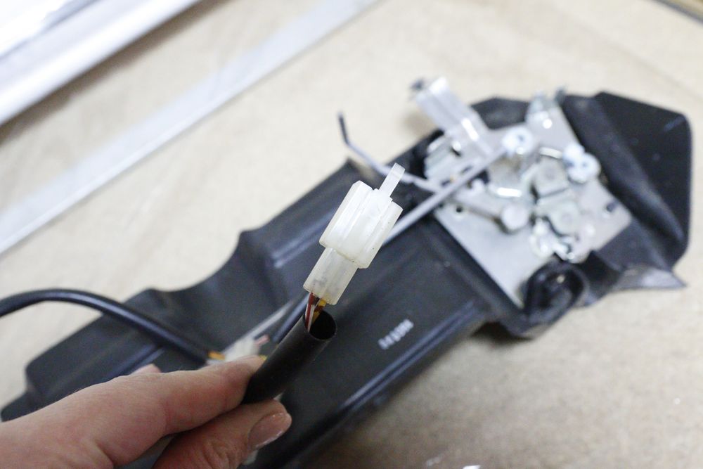 7457 Zamek kufra Lewy 01-11  Honda Goldwing Gl1800