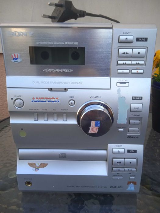 Wierza PHILIPS MCM 166/12 i Sony HCD-CP1 z głośnikami.