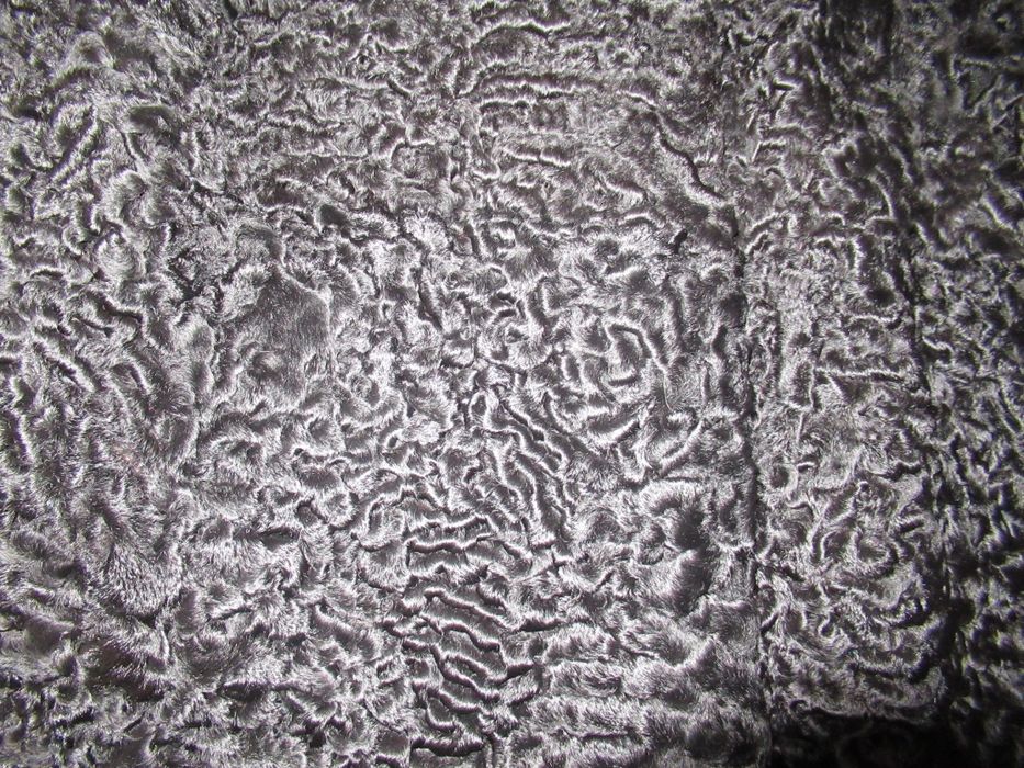 Шуба з каракульчи.