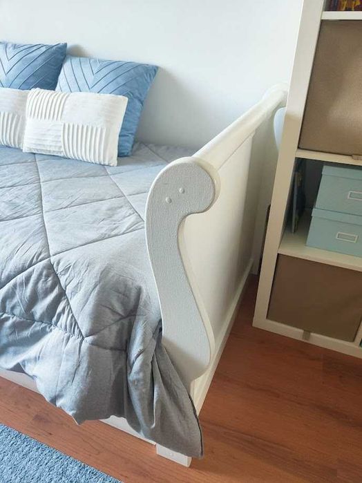 Cama solteiro, madeira, c/gavetão, forma de barco. Colchão incluído.