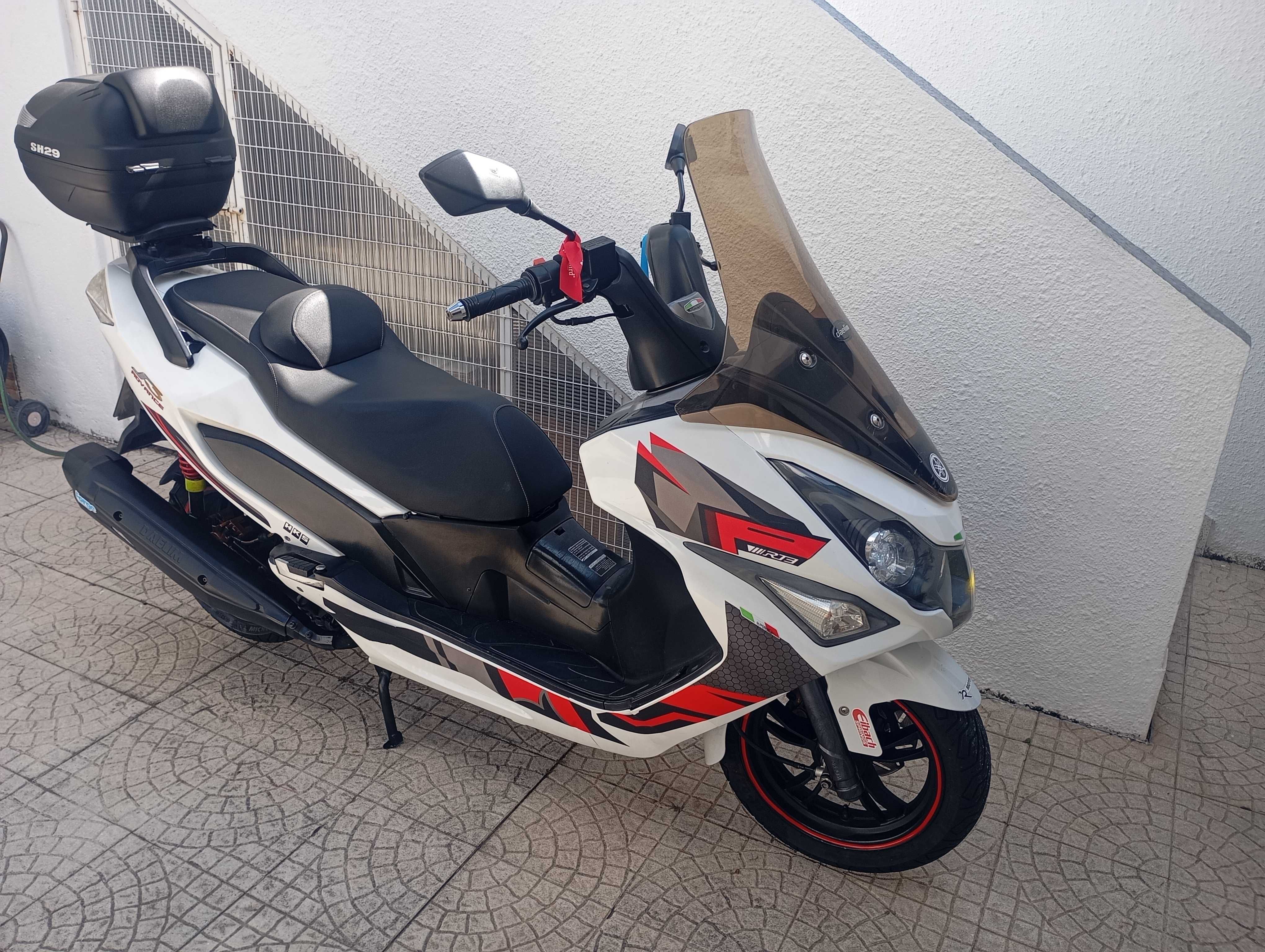 Troco auto ou 125 cc-scooter 250 CC daelim S3 advance modelo 2019