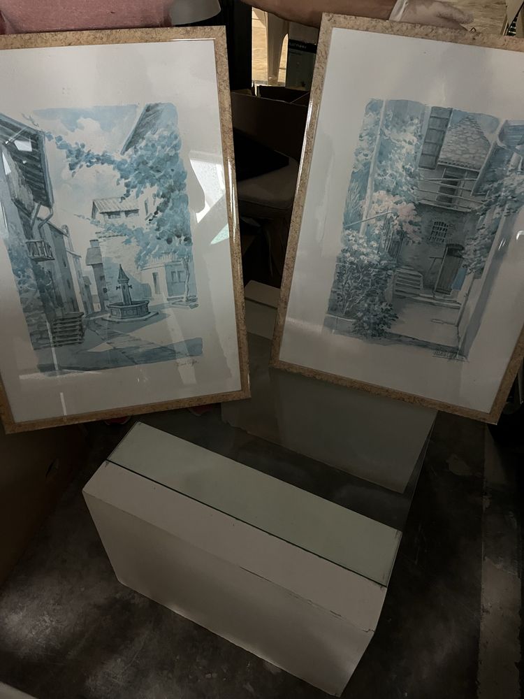 15 quadros azuis e brancos, com moldura