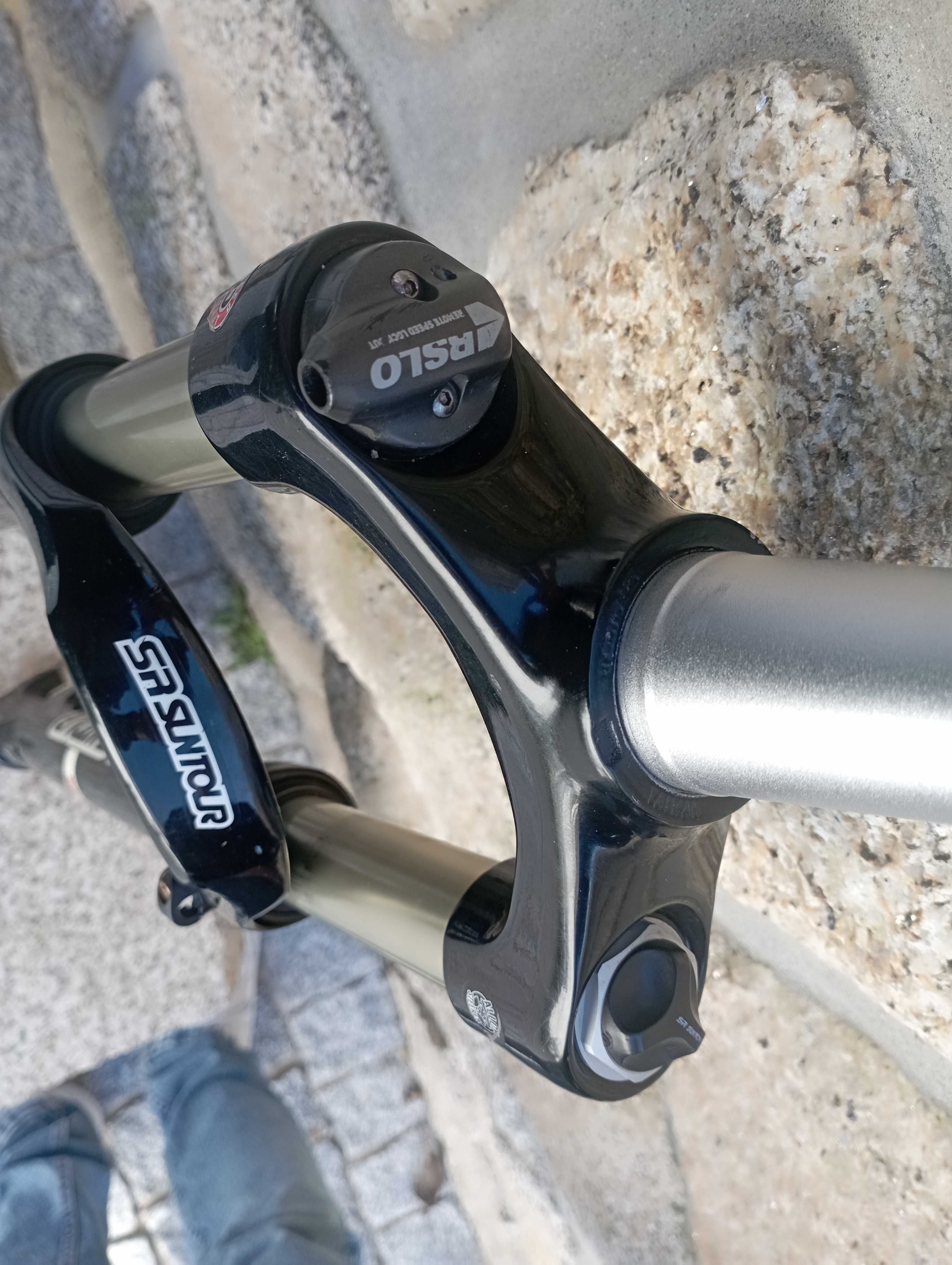 Suspensão SR Suntour Raidon