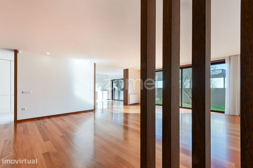 Luxuosa Moradia T3 | Térrea | 4 Frentes