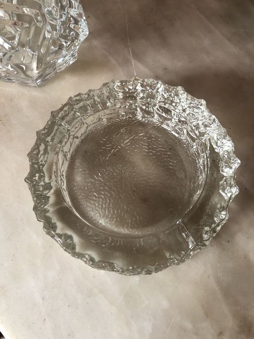 Varias peças de louça decorativa e cozinha