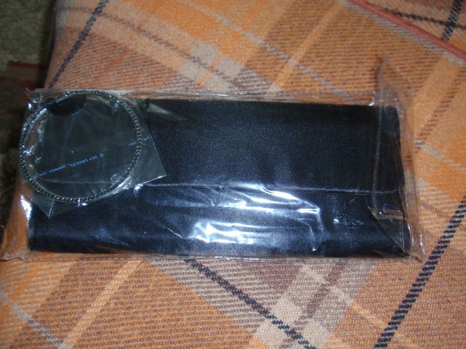 Torebka wizytowa - kopertówka z ozdobną bransoletką.