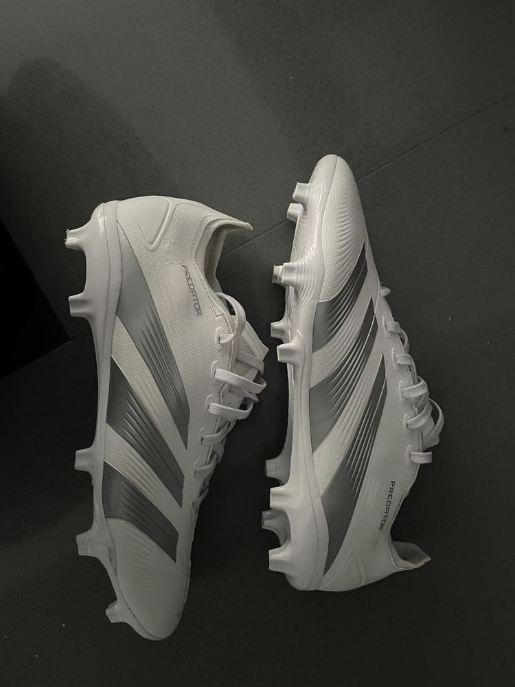 Chuteiras Adidas Predator Academy Brancas – usado uma vez sem etiqueta