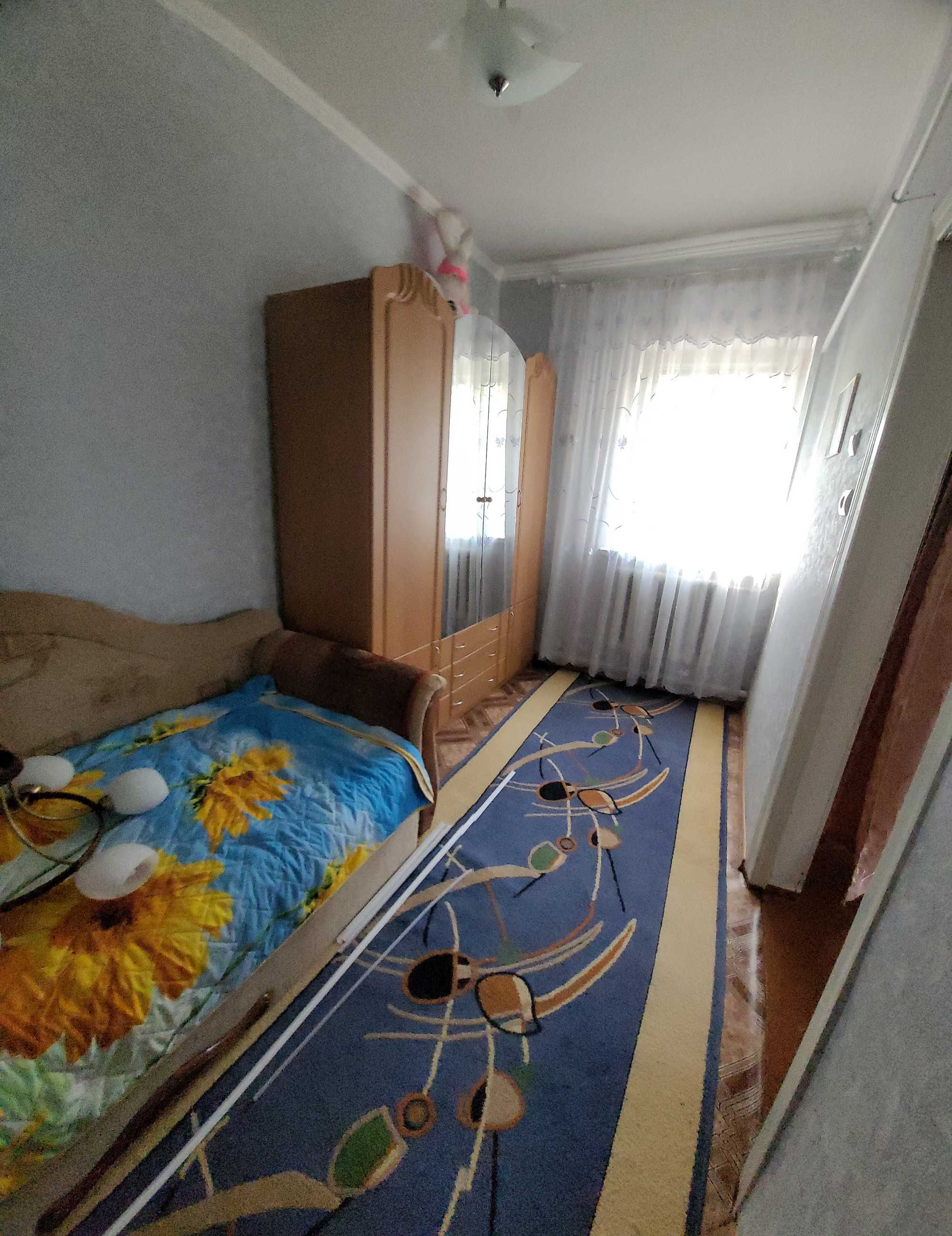 Продам дворище з 2-а будинками, госп. будівлями та земельною ділянкою