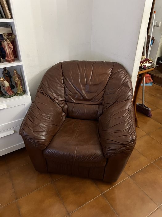 Sofá de 3 lugares em pele + 2 poltronas em pele.