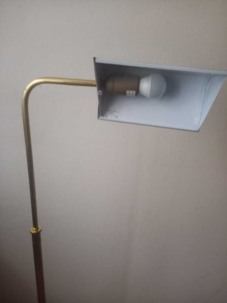 Mosiężna lampa podłogowa z ruchomym ramieniem
