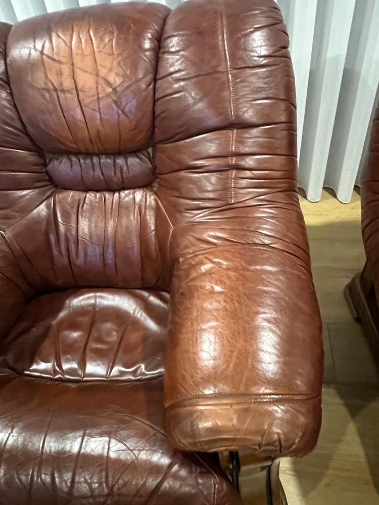 Sofás em pele castanhos