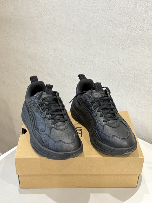 шкіряні кросівки оригінал від Ugg