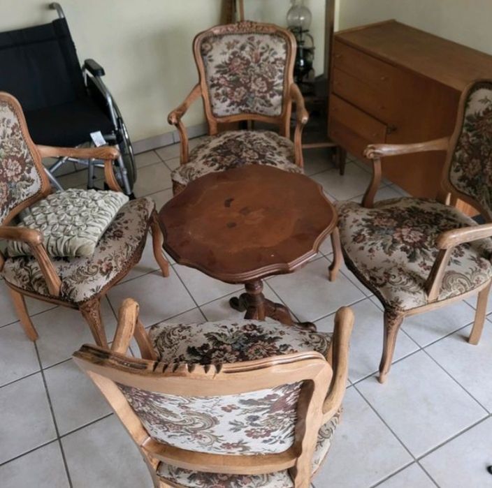 Stolik I cztery krzesła