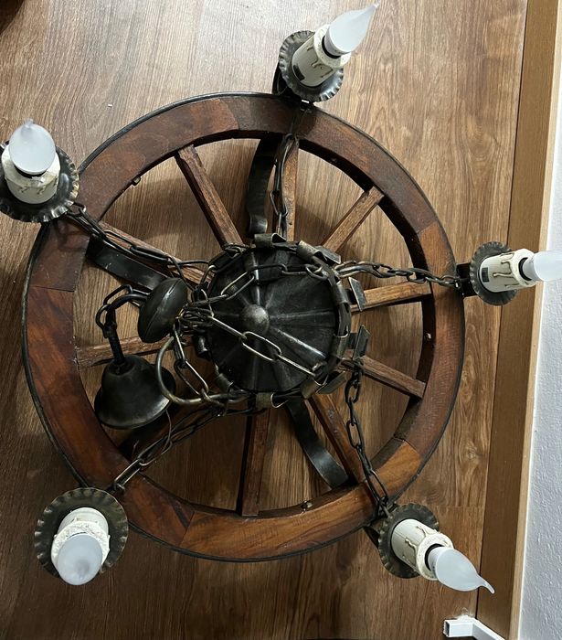 Roda candeeiro em madeira