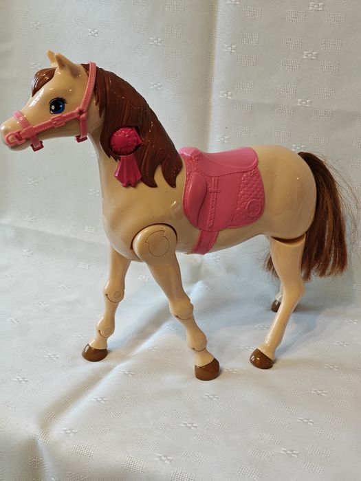 Koń chodzący i lalka barbie dżokejka Mattel