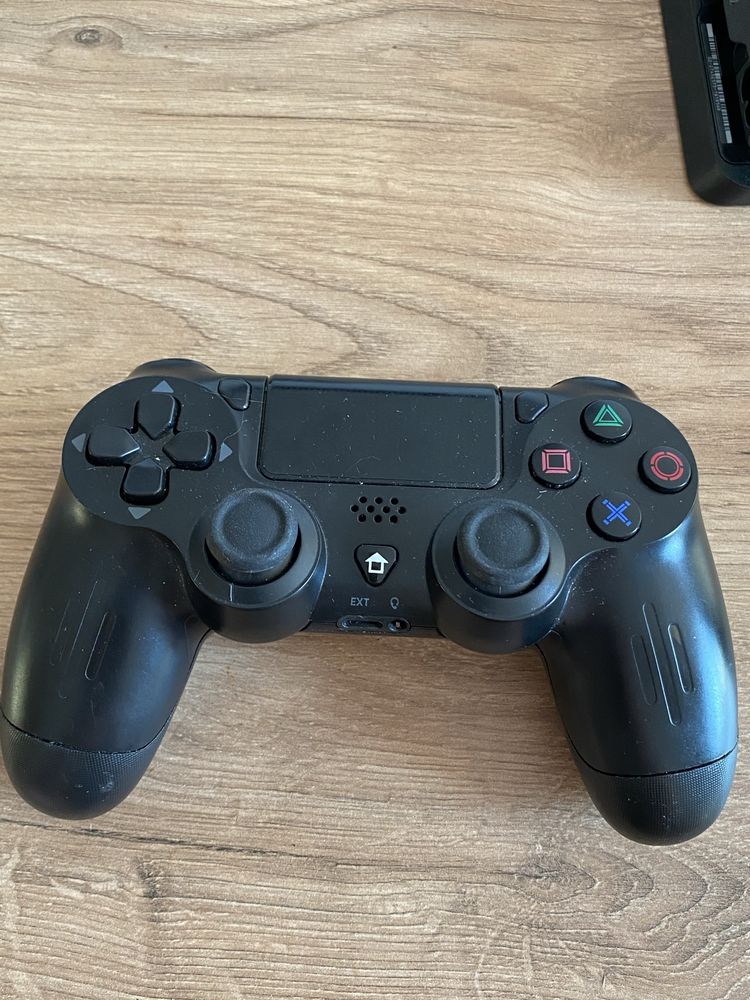 Playstation 4 Slim 1 TB + 2 pady
