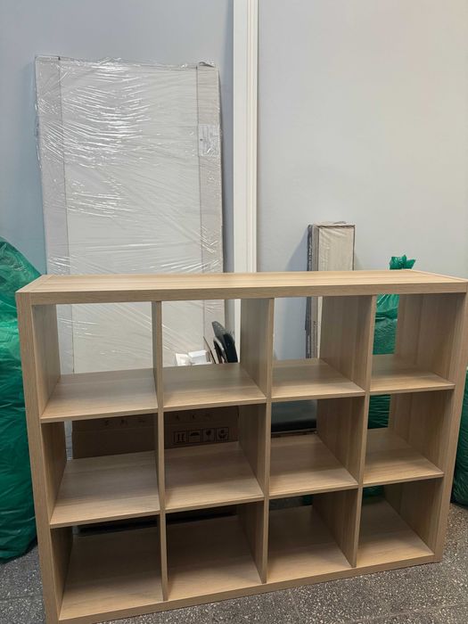 IKEA Kallax w kolorze jasny dąb / dąb sonoma (wersja 2×4 — 8 pól).