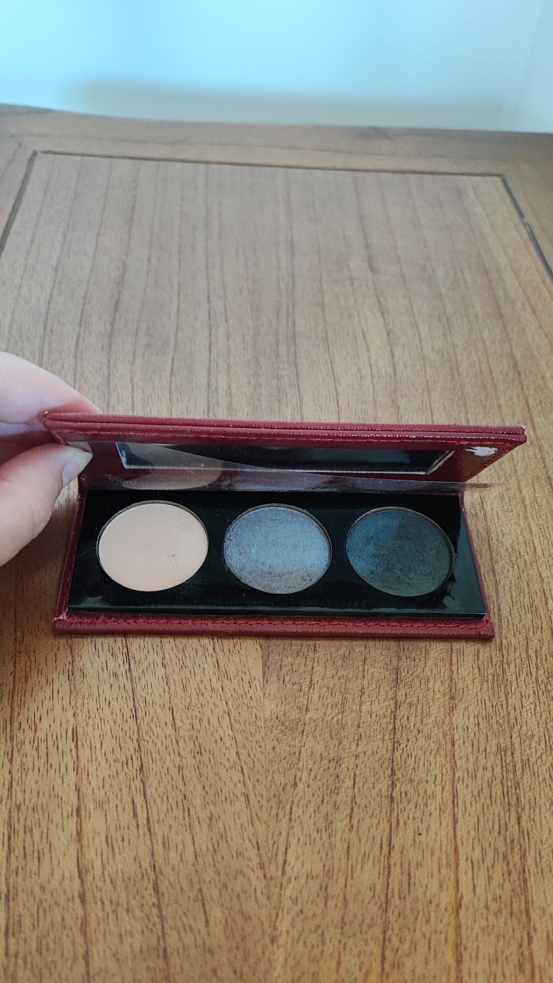 Stila oryginalna paletka cieni do powiek idealna do smokey eye