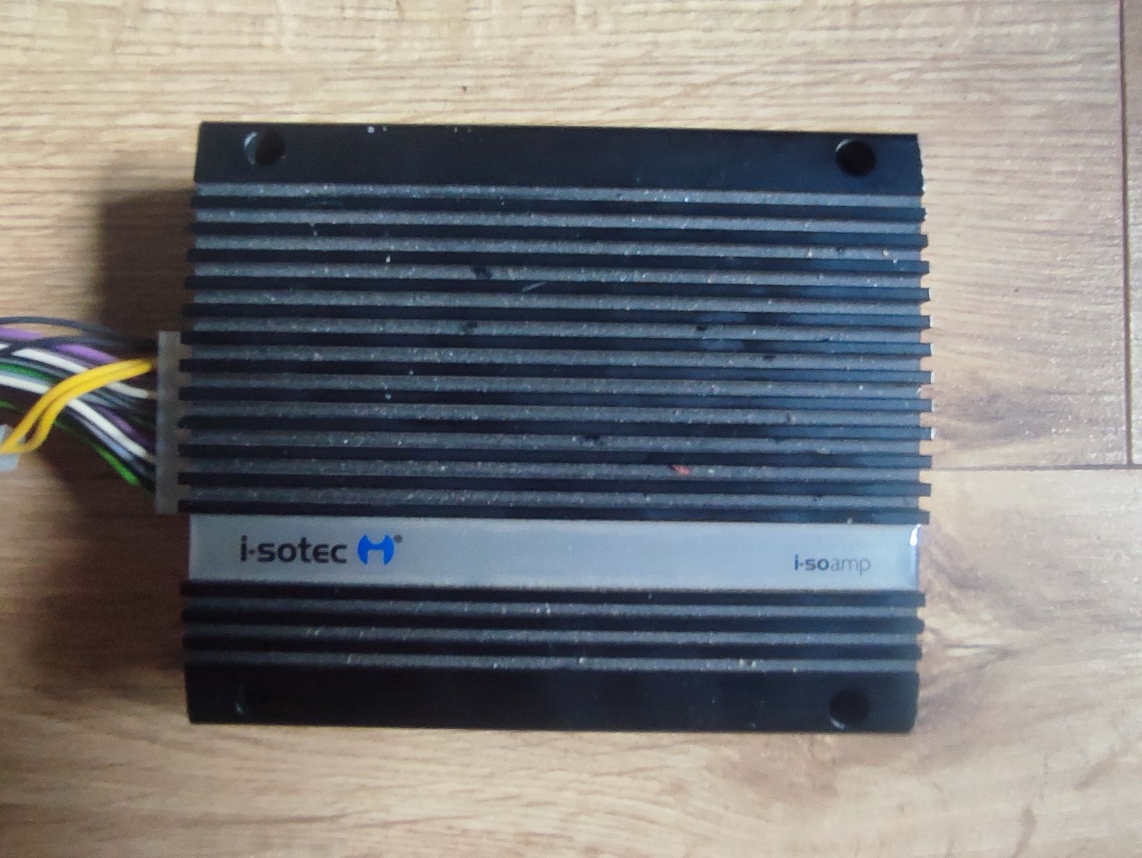 Wzmacniacz isotec isoamp 4 z kablami